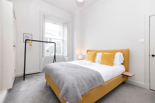 Un pat sau paturi într-o cameră la ALTIDO Sophisticated and Bright 4BR apt near Edinburgh Castle