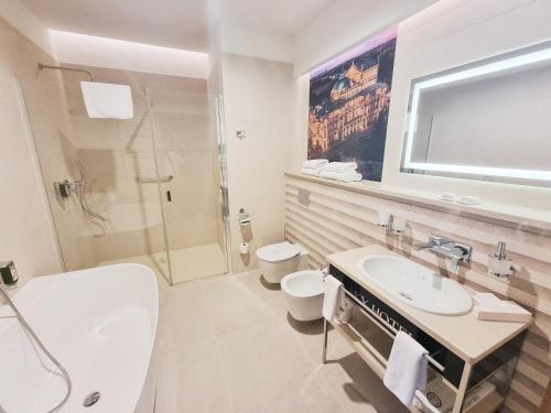 Bilik mandi di Sky Hotel Kraków