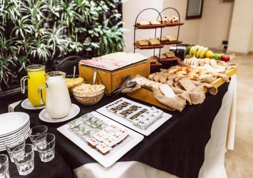 Comida en o cerca de este hotel
