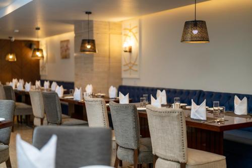 Restoran atau tempat lain untuk makan di Cygnett Inn Paras