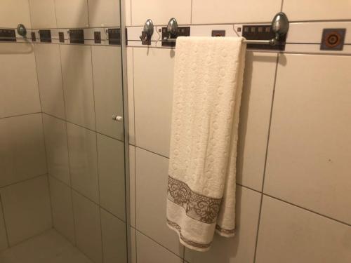 a towel hanging on a wall in a bathroom at Casa grande na Gamboa Garopaba in Garopaba