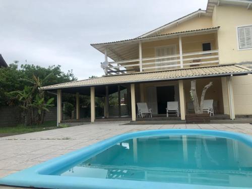Bazén v ubytovaní Casa grande na Gamboa Garopaba alebo v jeho blízkosti