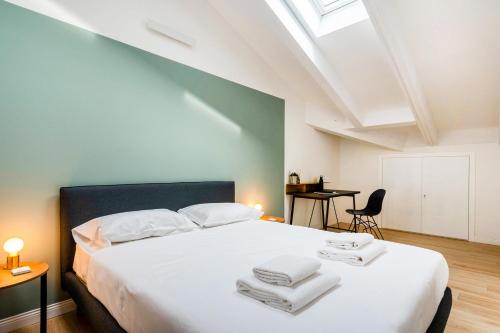 Postel nebo postele na pokoji v ubytování JOIVY Premium Apartments - Trieste Mazzini