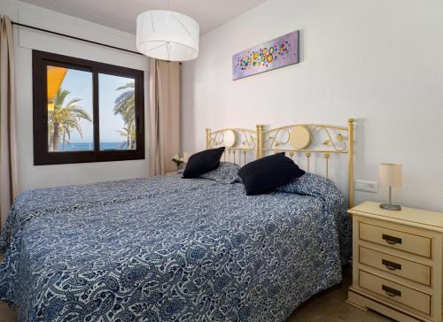 Postel nebo postele na pokoji v ubytování Frontline Beach Apartment Marina Real 5009