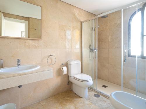 uma casa de banho com um WC, um lavatório e um chuveiro em Frontline Beach Apartment Marina Real 5009 em Manilva