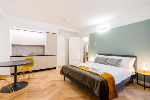 Postel nebo postele na pokoji v ubytování JOIVY Premium Apartments - Trieste Mazzini