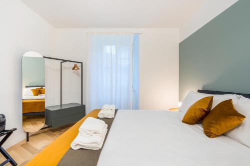 Postel nebo postele na pokoji v ubytování JOIVY Premium Apartments - Trieste Mazzini