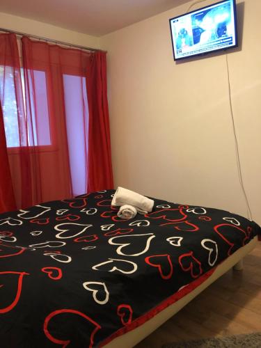 een slaapkamer met een bed met een zwarte deken en rode gordijnen bij Jane House 2 in Boekarest