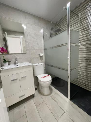 Ένα μπάνιο στο Apartamento Gustamar 12