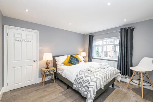 1 dormitorio con cama y ventana en The POPULAR Chester Racecourse Apartments, Sleeps 4, FREE Parking en Chester