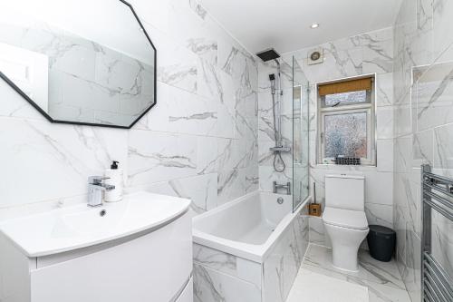 A bathroom at The POPULAR Chester Racecourse Apartments, Sleeps 4, FREE Parking