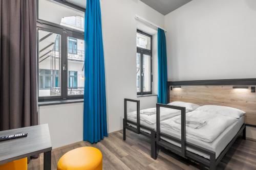 Кровать или кровати в номере a&o Budapest City