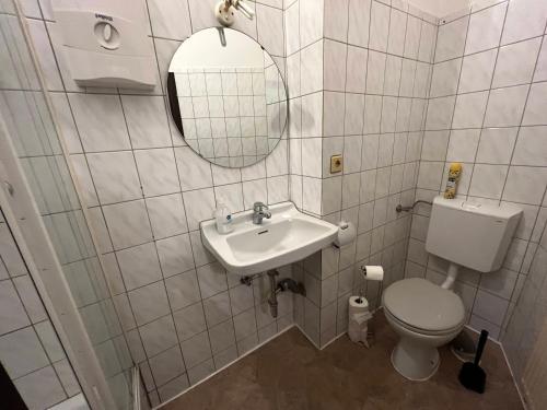 y baño con aseo, lavabo y espejo. en HomesNRW - EG / City / Messe, en Bergisch Gladbach