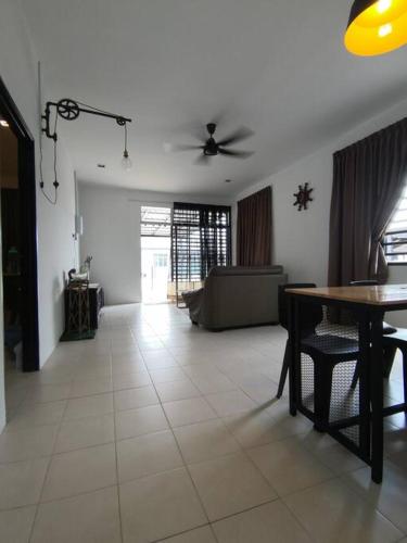 Гостиная зона в MODERN , SPACIOUS GAMBANG UMP 18 Guest House