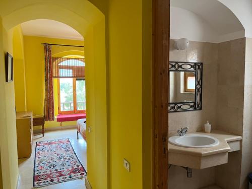 uma casa de banho amarela com um lavatório e um espelho em El Gouna, Red Sea, Egypt, West Golf 2 Bedroom Flat em Hurghada