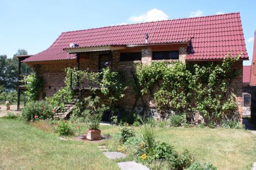 ein Backsteinhaus mit Garten davor in der Unterkunft Ferienhof Löschebrand in Bad Saarow