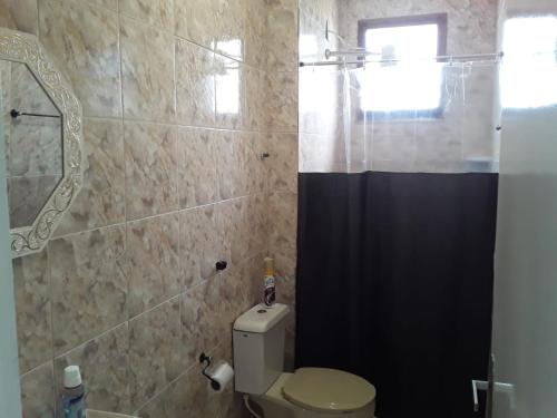 y baño con aseo y ducha. en Apartamento na Praia do Morro, en Guarapari