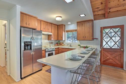 Η κουζίνα ή μικρή κουζίνα στο Modern and Unique Cabin with Deck by Lake Gregory!