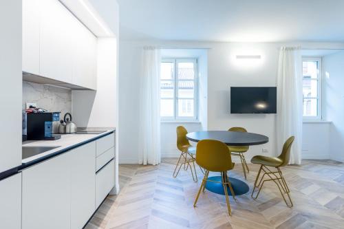 Kuchyň nebo kuchyňský kout v ubytování JOIVY Premium Apartments - Trieste Mazzini