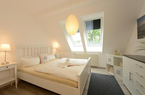 Postel nebo postele na pokoji v ubytování Ferienwohnung Seestern für 6 Personen mit Kamin & Terrasse