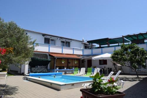 Photo de la galerie de l'établissement Apartment in Tribunj with sea view, balcony, air conditioning, W-LAN 5034-2, à Tribunj