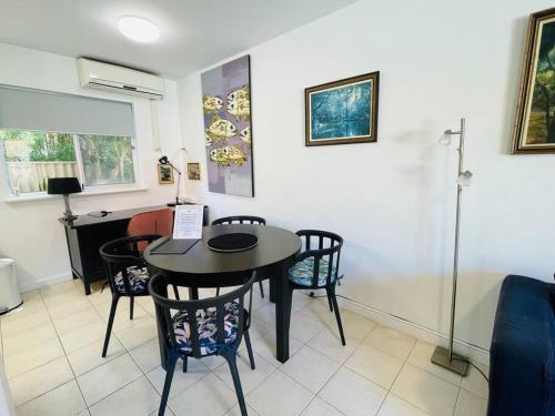 a dining room with a table and chairs at TOP LOCATION CONVENIENT QUIET WIFI NETFLIX WINE in Perth