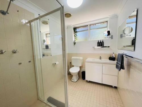 a bathroom with a shower and a toilet and a sink at TOP LOCATION CONVENIENT QUIET WIFI NETFLIX WINE in Perth