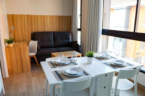 a living room with a white table and chairs at Studios Cielo Madrid in Madrid