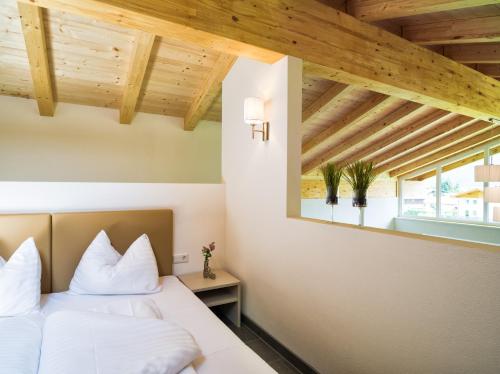 a bedroom with a bed and a window at AlpenParks Chalet & Apartment AreitXpress in Zell am See