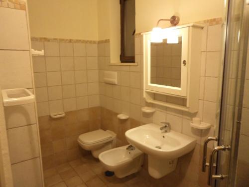 y baño con lavabo, aseo y espejo. en Villa Russo Casa Vacanze en Marina di Camerota