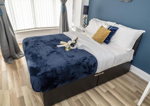 Una cama o camas en una habitación de Property Malak Homz - Norton Hillside-on-Tees 7 Sleeper, 4 Bedroom house