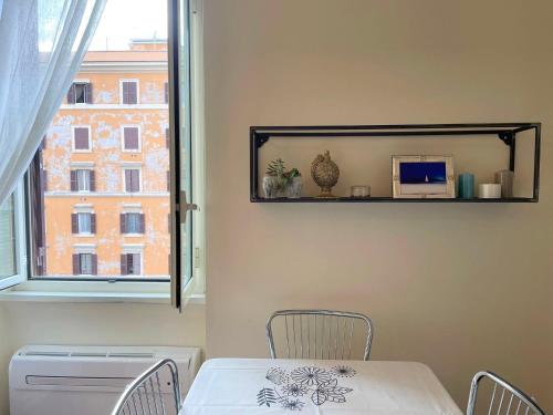 uma sala de jantar com uma mesa e uma janela em San Giovanni Garden House em Roma