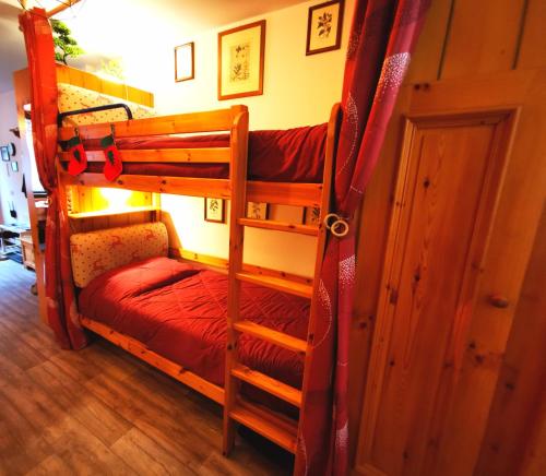 um par de beliches num quarto em DaPolo - Cosy appartment in Val di Fassa em Campestrin