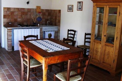 a table and chairs in a room with a kitchen at Santa Maria del Gallo in Apiro
