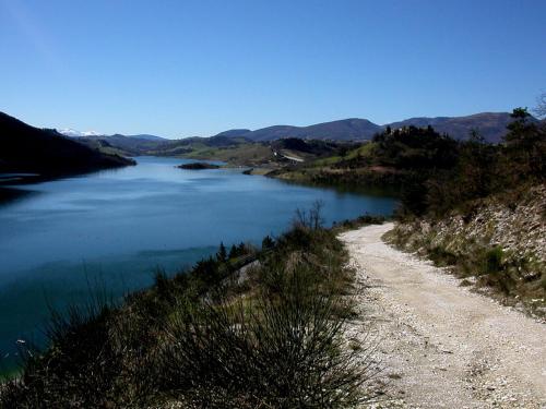 a view of a river with mountains in the background at Santa Maria del Gallo in Apiro
