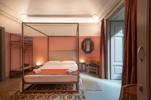 una camera con letto a baldacchino di Palazzo Scammacca a Catania
