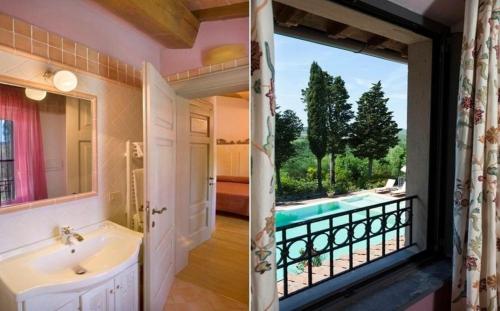 uma casa de banho com vista para uma piscina em Villa Santa Virginia em Montaione