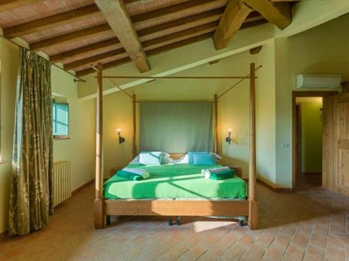 een slaapkamer met een hemelbed in een kamer bij Villa Popillo in Montaione