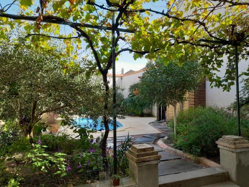 une maison avec une piscine dans un jardin dans l'établissement Villa Saint Léon, à Badens