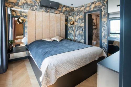 Tempat tidur dalam kamar di Luksusowy penthouse z jacuzzi i widokiem na morze