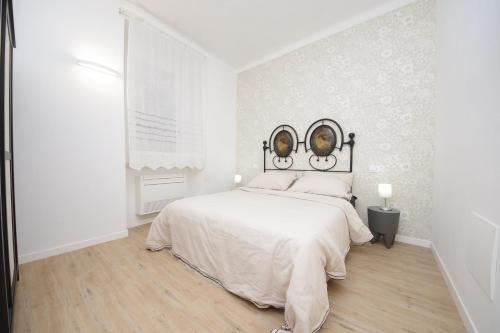 1 dormitorio blanco con 1 cama grande y paredes blancas en Antinori's House, en Perugia