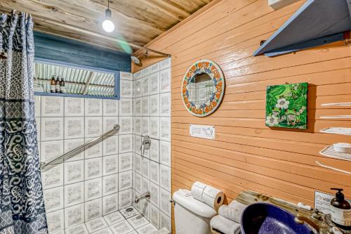uma casa de banho com um chuveiro, um WC e um lavatório. em Edge of the World em Dominical