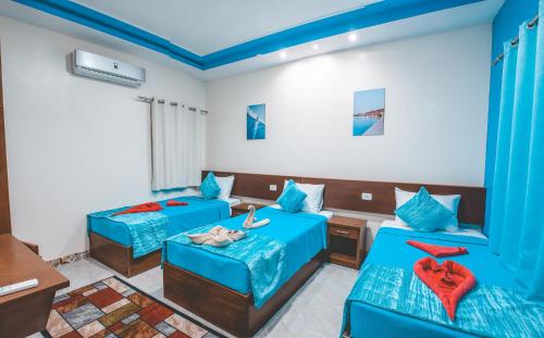 Una cama o camas en una habitación de Seaview Panorama Boatel