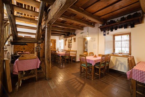 a restaurant with tables and chairs in a room at Penzión Starý Hostinec in Banská Štiavnica