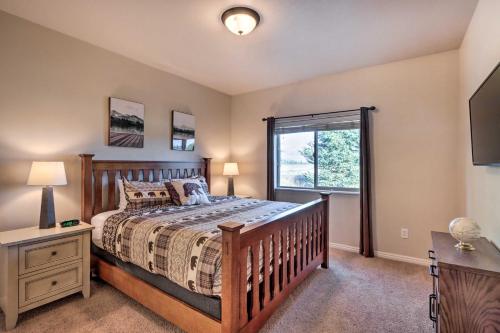 1 dormitorio con cama y ventana en Cozy Donnelly Townhome Less Than 6 Mi to Fish and Ski!, en Donnelly
