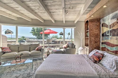 ツーソンにあるCatalina Foothills, Tucson Valley Hub with Viewのベッドルーム1室(ベッド1台、ソファ、テーブル付)