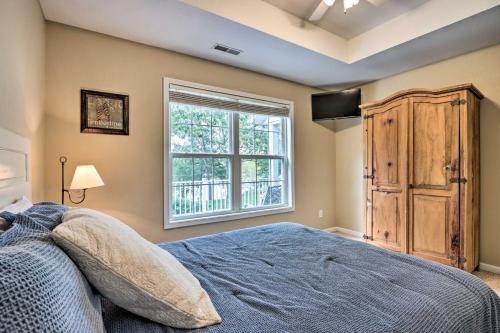 Ein Bett oder Betten in einem Zimmer der Unterkunft Lakefront Camdenton Home with Fire Pit and Grill!