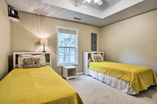 Ein Bett oder Betten in einem Zimmer der Unterkunft Lakefront Camdenton Home with Fire Pit and Grill!