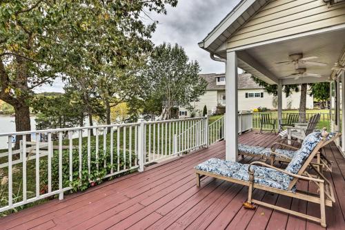 Ein Balkon oder eine Terrasse in der Unterkunft Lakefront Camdenton Home with Fire Pit and Grill!