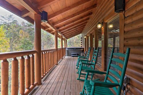 Φωτογραφία από το άλμπουμ του Woodsy Retreat with Hot Tub, 8 Mi to Dollywood! σε Sevierville